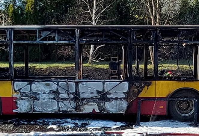 Autobus miejski spłonął doszczętnie na środku ulicy! Szok w Łodzi [ZDJĘCIA]