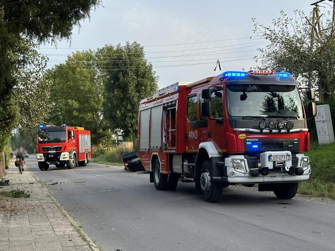 Zderzenie dwóch aut w Kraśniku. Jedno z nich dachowało