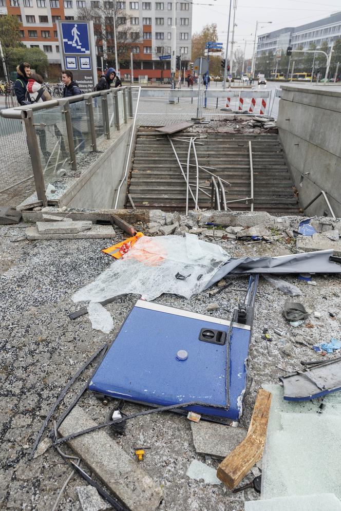 Autobus wjechał w przejście podziemne. Jedna osoba zginęła, trzy zostały ranne