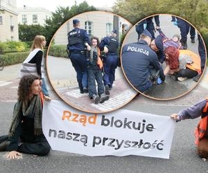 Warszawa. Ostatnie Pokolenie zablokowało wjazd do Sejmu. Policja ściągała aktywistów z jezdni