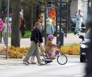 Tak Kasia Tusk spędza czas z mężem i córeczkami. Uwagę przykuwa jeden szczegół [ZDJĘCIA PAPARAZZI]