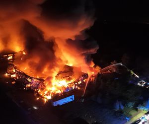 Warszawa. Pożar hal magazynowych w Kawęczynie [ZDJĘCIA]