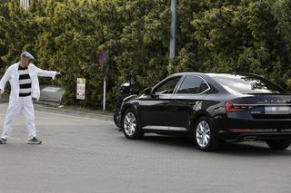 Skoczył na stację po hot doga dla kierowcy