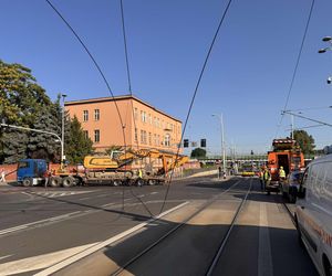 Poważne utrudnienia we Wrocławiu. Koparka zerwała sieć trakcyjną na Szczepinie 