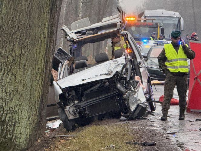 Masowy wypadek pod Warszawą! Zderzenie trzech aut z wojskową ciężarówką. Jedna osoba nie żyje