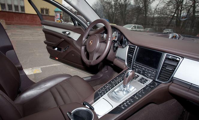 Detektyw Krzysztof Rutkowski w Porsche Panamera 4S