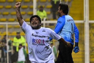 Diego Maradona damskim bokserem! Boski Diego urządził sobie MMA na murawie [WIDEO]