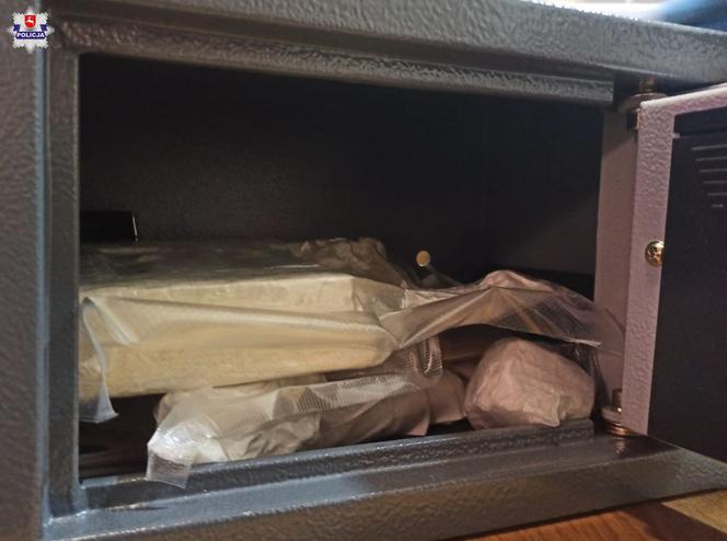 Lubelscy policjanci zlikwidowali narkobiznes. W lodówce i w sejfie było prawie 8 kg narkotyków