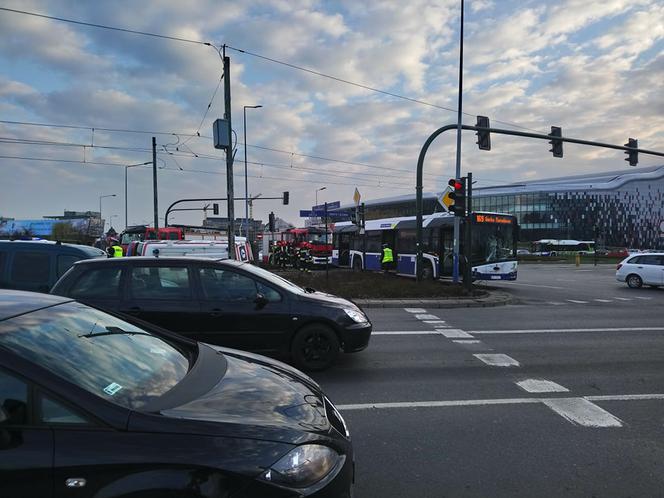 Kraków: Poważny wypadek na rondzie Grunwaldzkim. Karetka zderzyła się z autobusem