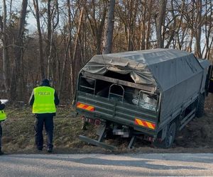 Kierowca z woj. lubelskiego miał prawie dwa promile alkoholu w organizmie. Doprowadził do zderzenia z pojazdem wojskowym na krajowej „17”