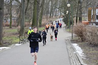 Biegali, maszerowali i truchtali dla WOŚP. Orkiestrowa edycja parkrun w Ogrodzie Saskim w Lublinie. Zdjęcia