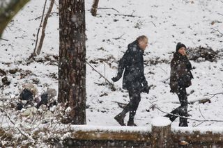 Donald Tusk na sankach z wnuczkami