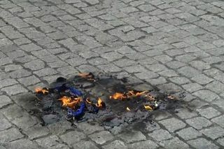 Grzegorz Braun w Katowicach podpalił flagę Unii Europejskiej