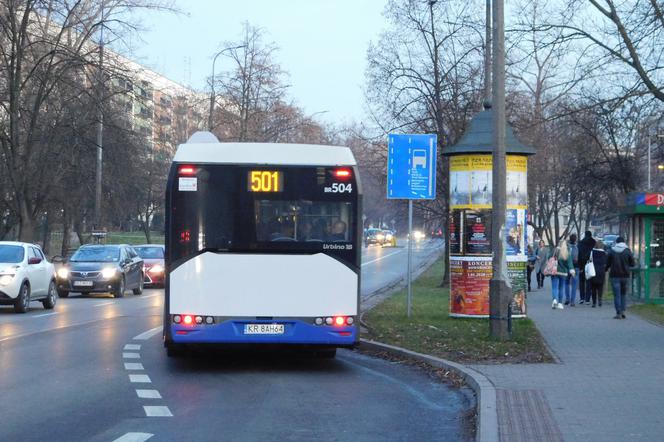Zaskakujący wypadek w Krakowie. Kompletnie NAGI mężczyzna wskoczył pod autobus MPK!