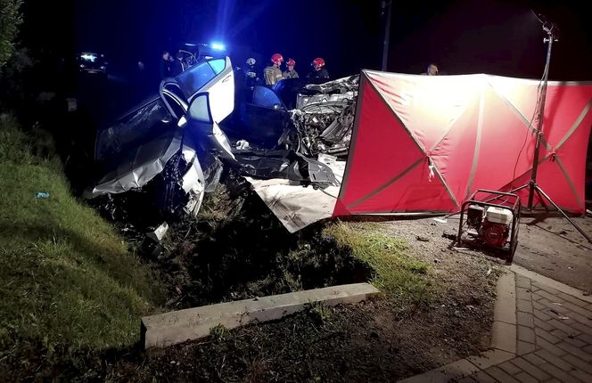  Śmiertelny wypadek pod Sieradzem. 23-letnia kobieta nie żyje [ZDJĘCIA].