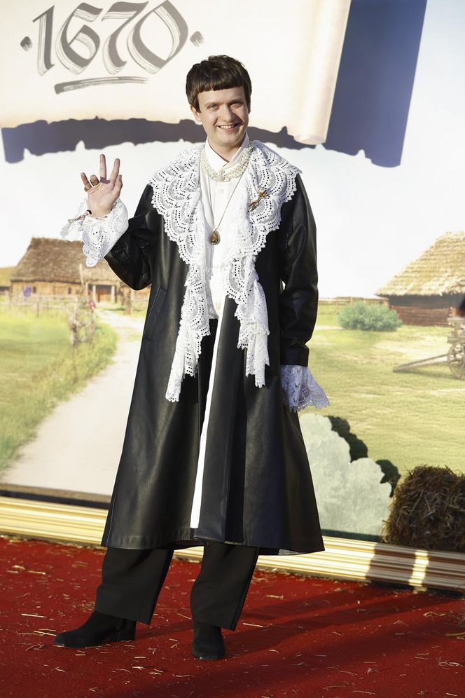 Premiera serialu "1670"! Herman w gorsecie, kwiecista Dębska i Byczkowska w białych majtkach