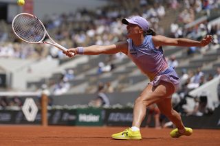 Świątek zrobiła coś szokującego w ostatnim gemie ćwierćfinału Roland Garros. „Nie potrafię tego wyjaśnić”