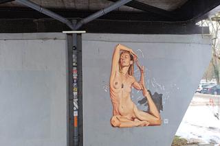 Naga kobieta uprawia jogę na lubelskim miasteczku akademickim. To kolejna praca Żbika