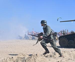 Turyści usłyszeli strzały, a czołgi wjechały na plaże. Zobaczcie zdjęcia z finałowej inscenizacji „Lądowanie na plaży”!