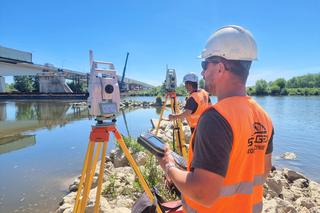 Zakończyła się operacja nasuwania i zespalania około 100-metrowej, ważącej 300 ton części stalowej konstrukcji na znajdującą się w rzece podporę nurtową.