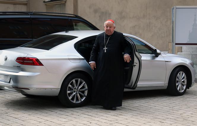 Kardynał Stanisław Dziwisz wożony VW Passatem