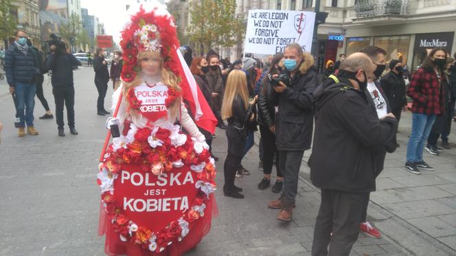 Kolejna manifestacja Strajku Kobiet przed siedzibą łódzkiego PiSu