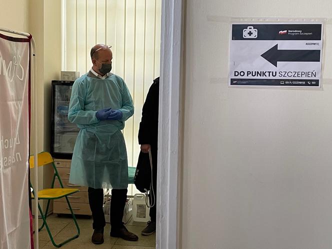 Wojewoda mazowiecki Konstanty Radziwiłł postanowił wspomóc personej medyczny podczas akcji "Zaszczep się w majówkę"