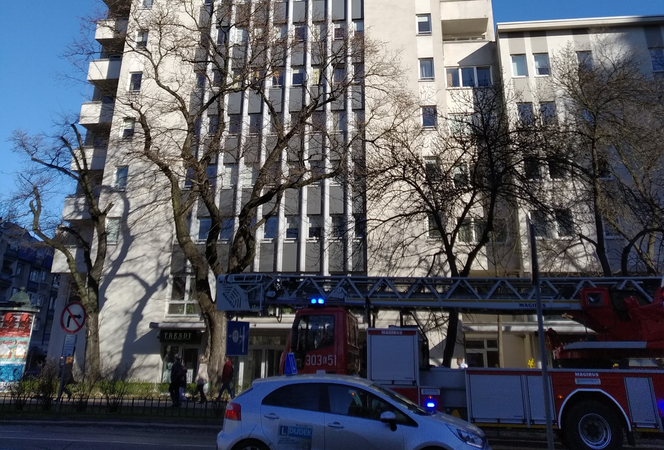 Kraków: Pożar bloku na al. Kijowskiej, akcja straży pożarnej