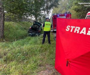 Śmiertelny wypadek w Częstochowie. Samochód wypadł z drogi i uderzył w drzewo