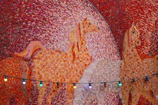 Mozaika z końmi na Zgody 6 w Warszawie