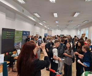 Targi Edukacji i Pracy w Zamościu 2025.  WSHE odwiedziły tłumy młodzieży