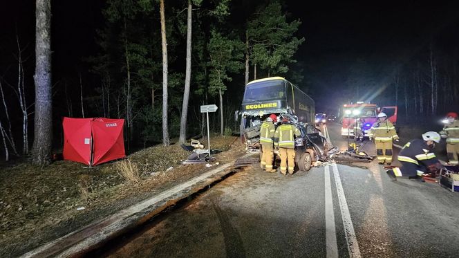 Toyota wbiła się w autobus. Młody kierowca nie żyje