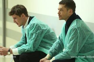 M jak miłość, odcinek 1125: Tomek (Andrzej Młynarczyk), Marcin (Mikołaj Roznerski)