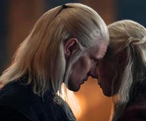 Matt Smith jako książę Daemon Targaryen oraz Emma D’Arcy jako królowa Rhaenyra I Targaryen.