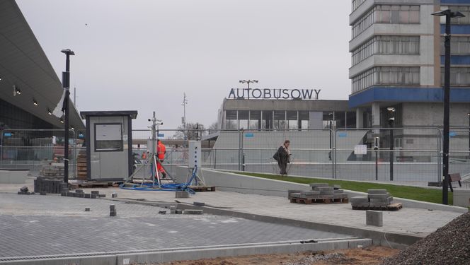 Budowa dworca kolejowego w Olsztynie. Odsłonięto już skwer przed budynkiem