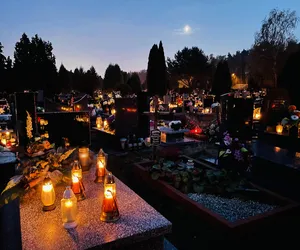 Wszystkich Świętych 2022 w Łodzi. Cmentarz na Szczecińskiej w świetle zniczy [ZDJĘCIA]