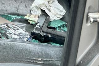 Poranna awantura na Mokotowie. W aucie znaleziono broń i nóż. Zatrzymano dwie osoby