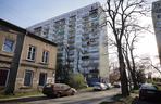 Łódź: Półtoraroczna dziewczynka wypadła z okna wieżowca. Ojciec był wtedy w kuchni