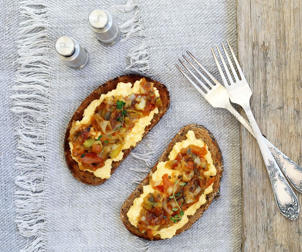 Karmelizowana cebula - jak ją zrobić? Dlaczego warto dodać cukier do cebuli? 