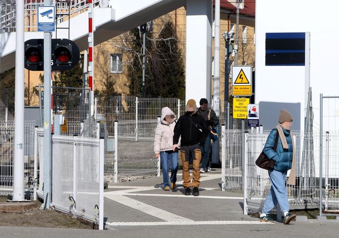 Nowa kładka gotowa od miesięcy. Mieszkańcy wciąż czekają na oficjalne otwarcie. „Nie dotrzymali terminu”