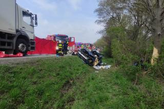 Śmiertelny wypadek pod Wrocławiem! Kierowca alfy romeo zginął w zderzeniu z tirem i busem 