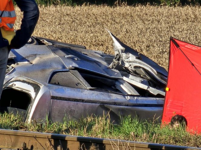 Tragedia na przejeździe kolejowym pod Gnieznem. Nie żyje kierowca osobówki!