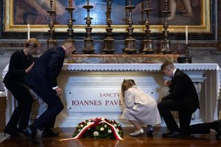 Rodzina Nawrockich przy grobie papieża Polaka
