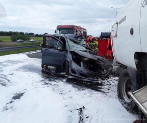 Łódź. Śmiertelny wypadek na drodze krajowej nr 35. Kierowca mercedesa uderzył w tył tira [ZDJĘCIA].