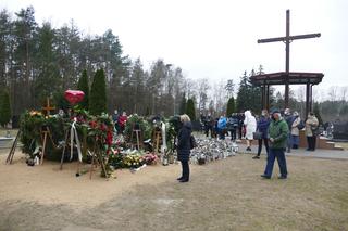 Fani pielgrzymują do grobu Krzysztofa Krawczyka