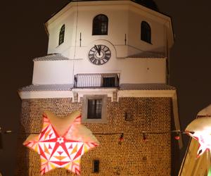 Lublin wieczorową porą. W mieście świąteczne ozdoby i hałdy śniegu. Zobacz zdjęcia!