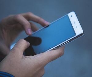 Uczniowie oglądali w szkole wideo dla dorosłych. Decyzja w sprawie nauczyciela