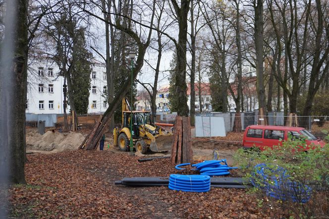 Główne wejście do Parku Planty zagrodzone