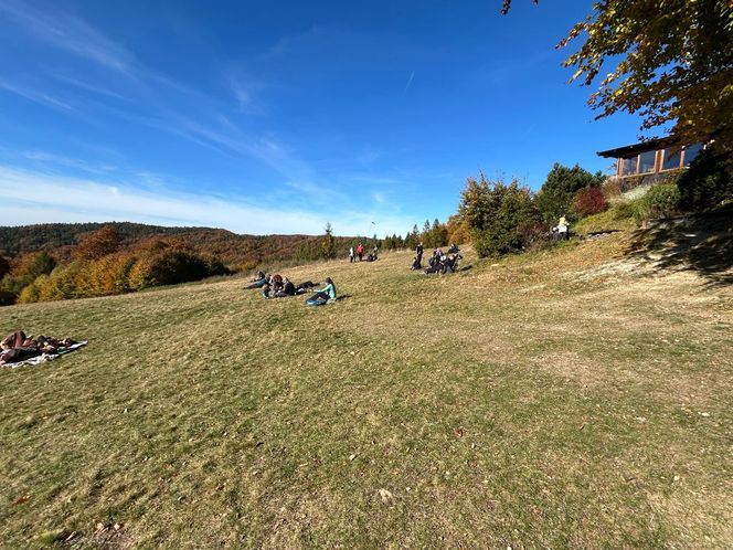 Małopolskie pasmo górskie zachwyca jesiennym pięknem. Ukryta perełka z widokiem na tatry 