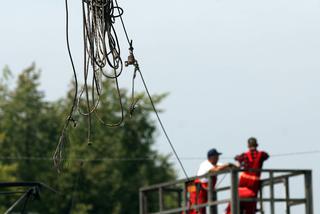 Ciężarówka uderzyła w słup. Spadł i zerwał tramwajową sieć trakcyjną